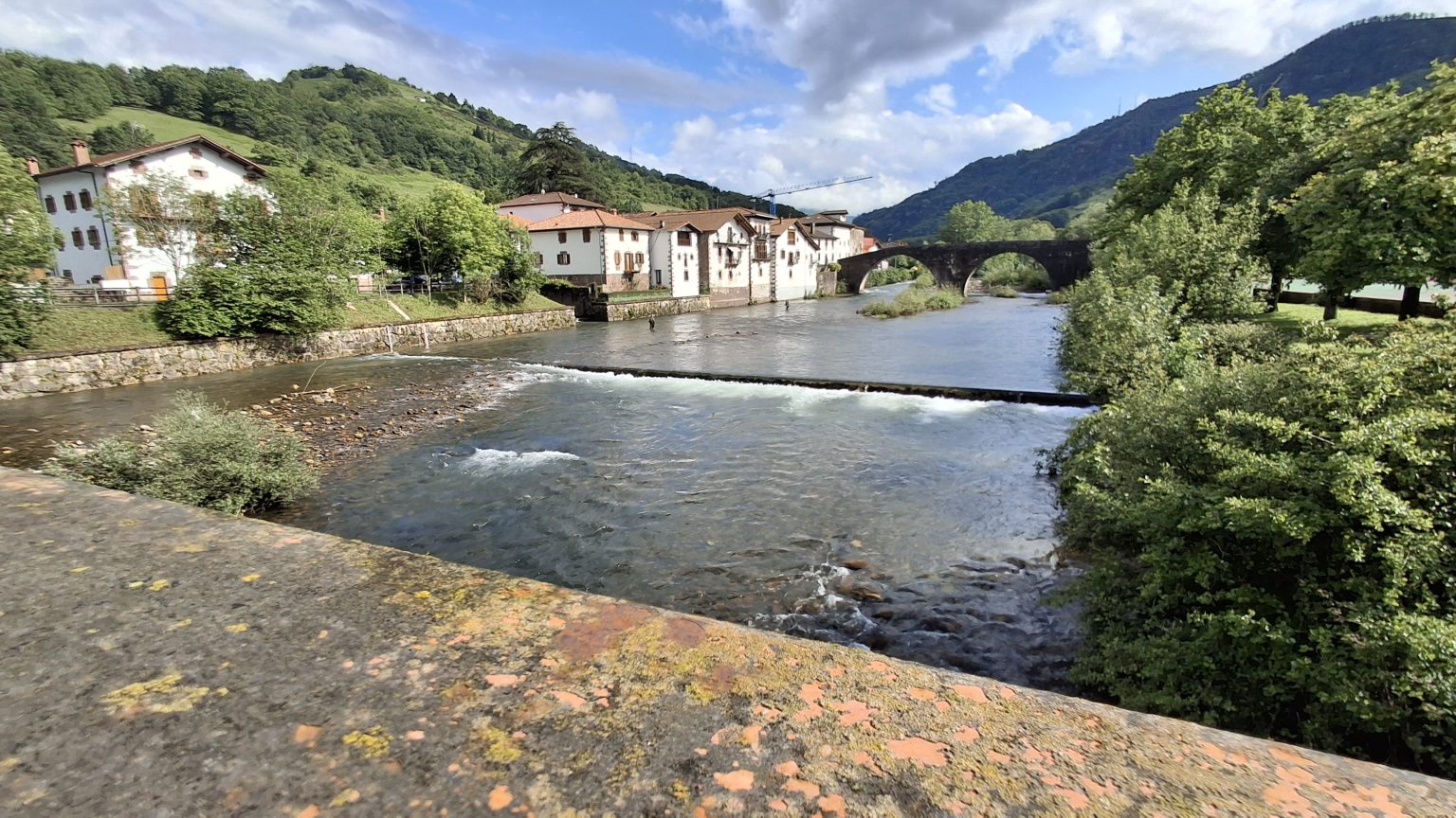 Rio Bidasoa y puente de piedra