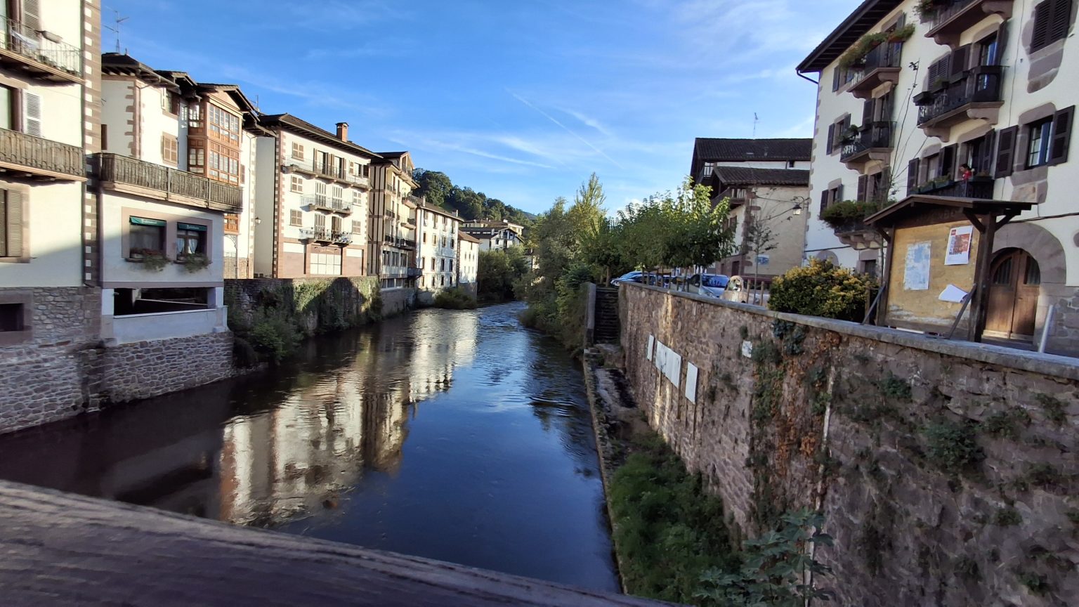 Casas tradicionales junto al río Baztan en Elizondo