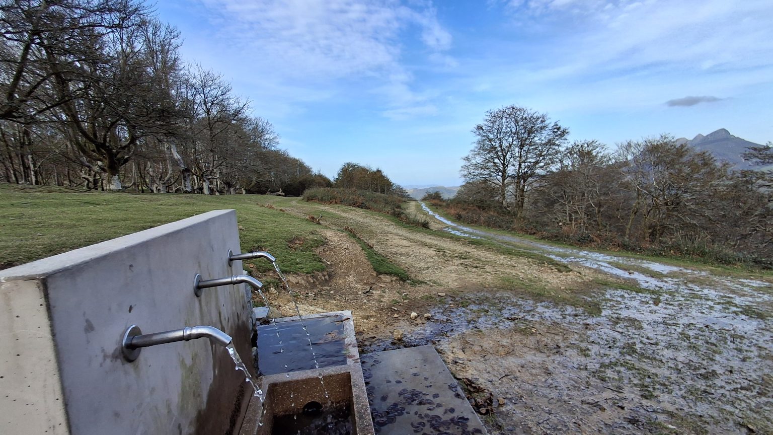 Fuente natural en ruta de senderismo del Valle de Baztan-Bidasoa