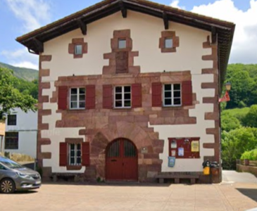Calle Mayor y caseríos típicos de Amaiur – Corazón del pueblo