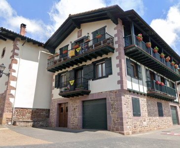 Plaza principal de Amaiur, Navarra – Centro histórico y arquitectura tradicional