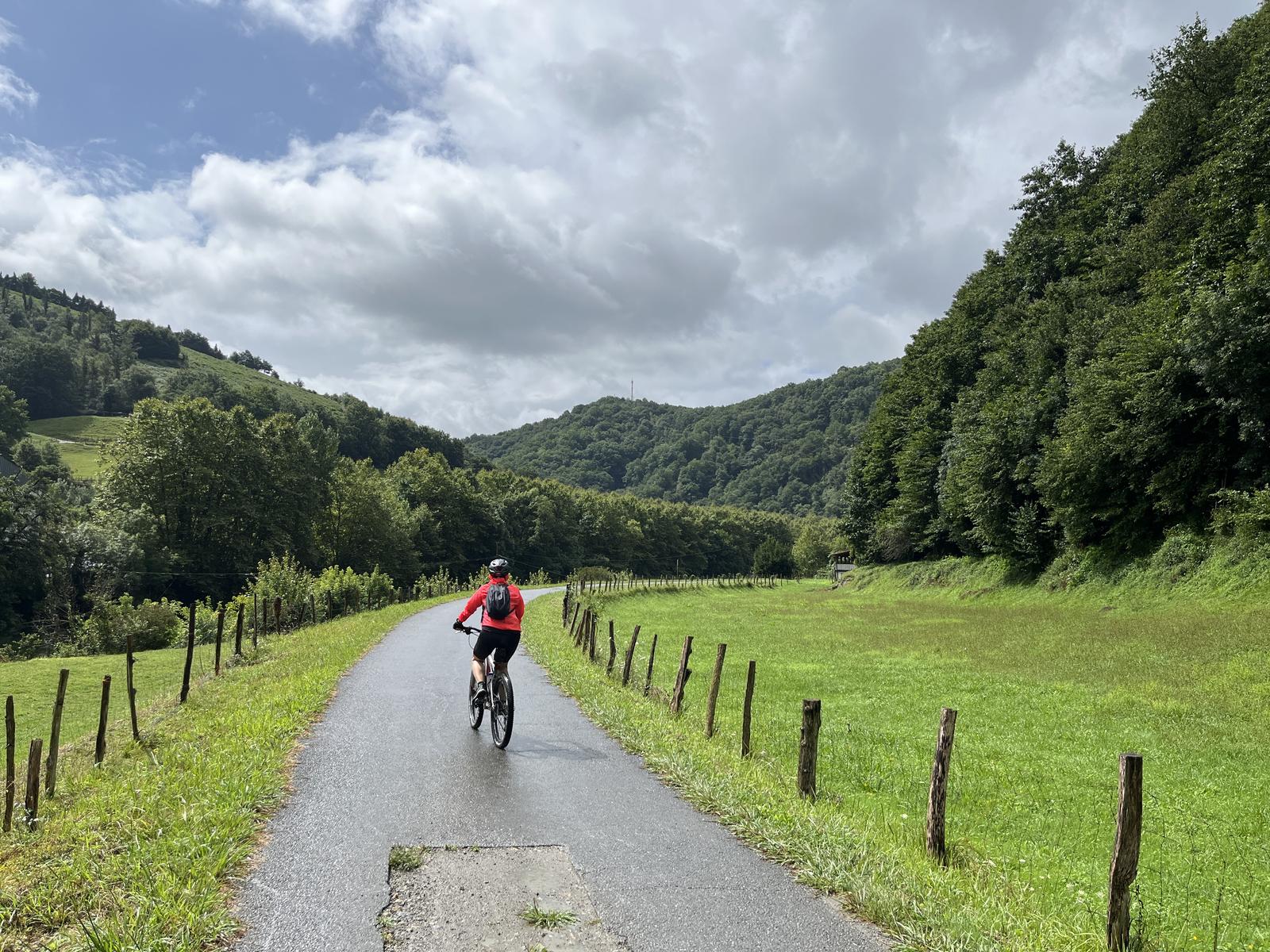 Bidasoa ibaiaren belardi berdeetan pedalei eraginez