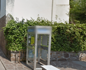 antigua cabina de telefono en santesteban