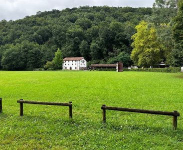 Casa del Parque Natural Señorío de Bértiz rodeada de prados verdes