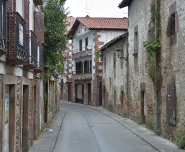 recorrido por las estechas calles de santesteban