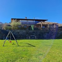 Angiz landa-apartamentuen fatxada, sunbilla